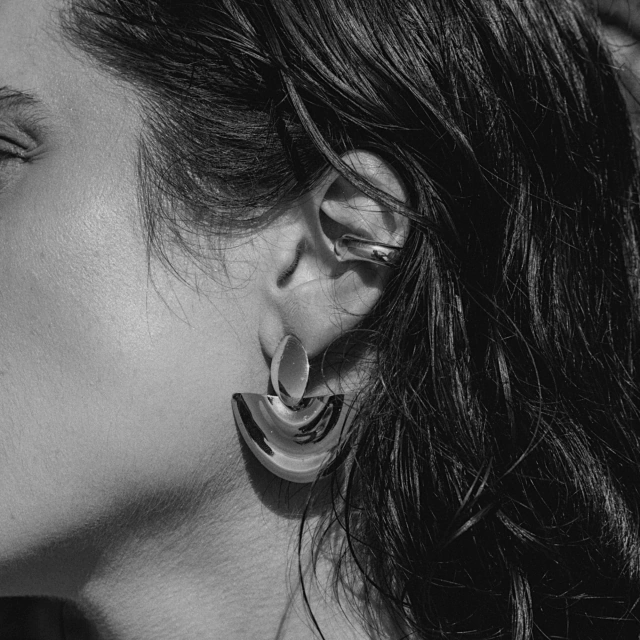 Modelo usando ear cuff BORÓ